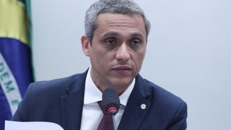 Gayer usava cota parlamentar para alugar espaço de escola de inglês e loja do filho, diz PF