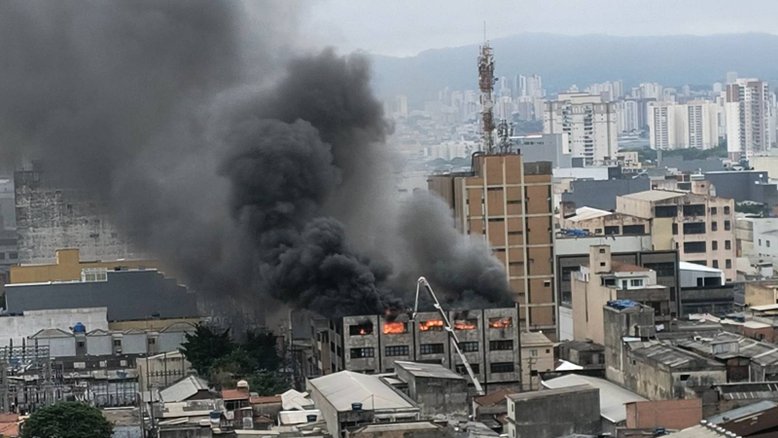 Incêndio em shopping do Brás na manhã desta quarta-feira, 30