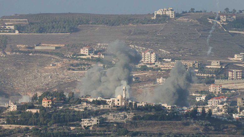 Fumaça emerge após ataque israelense no sul do Líbano 01/10/2024 REUTERS/Jim Urquhart