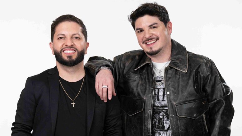 Dupla Junior & Cezar celebra lançamento de primeiro volume do DVD 'Simplesmente'