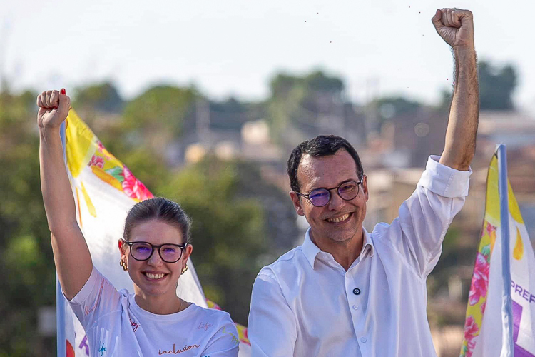 Lúdio Cabral (PT), à direita, e a candidata a vice Rafaela Fávaro (PSD) disputam eleição em Cuiabá | Divulgação/PT