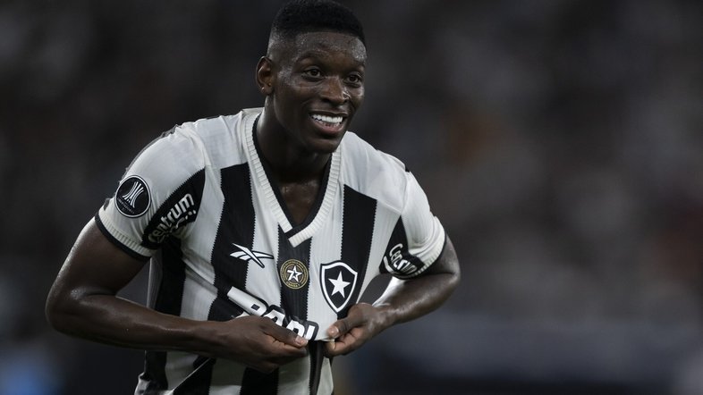 Árbitro confirma em súmula a expulsão do botafoguense Luiz Henrique: 'Arremessou uma garrafa'