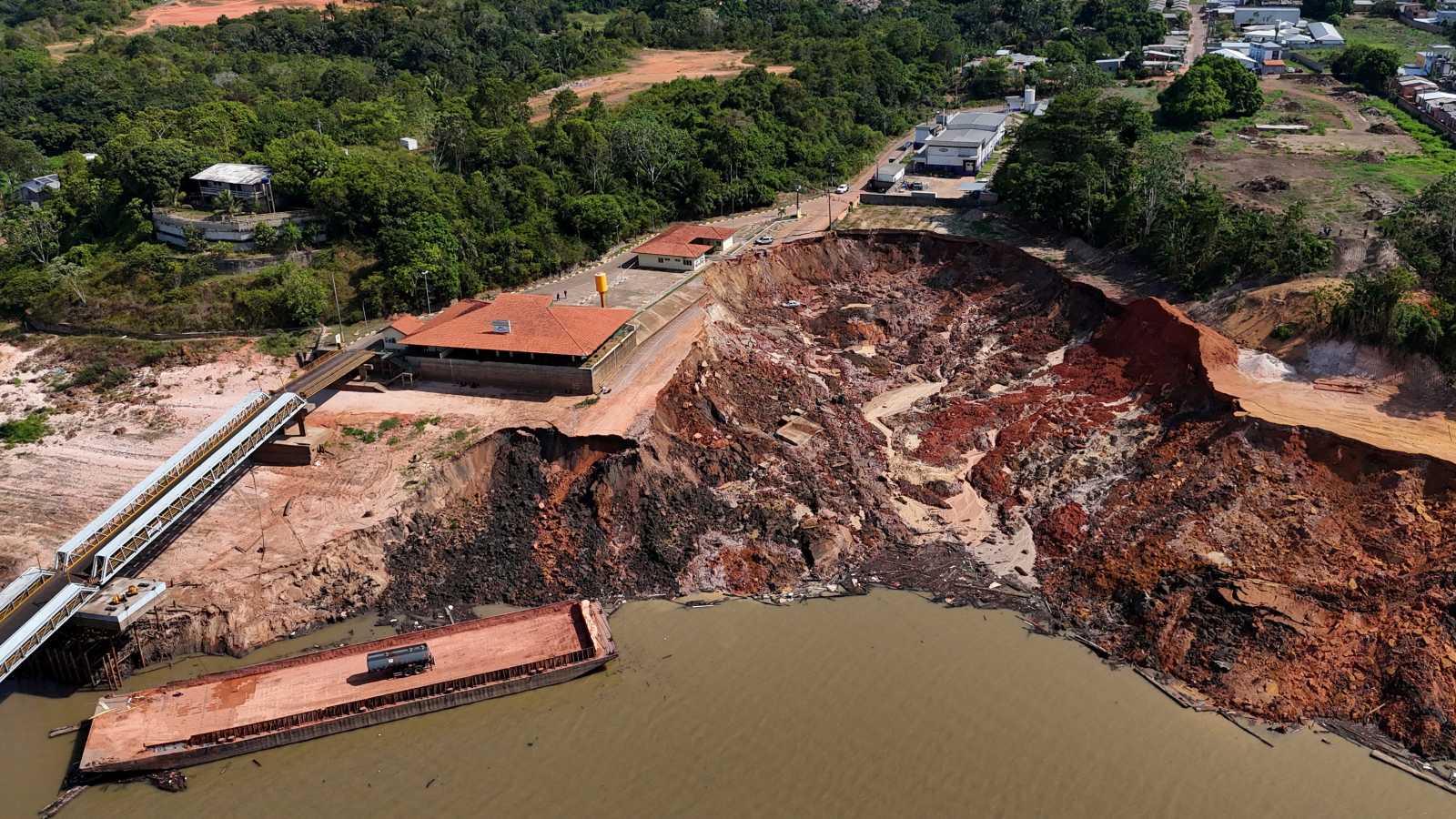 AM: cratera se abre no Porto da Terra Preta após deslizamento