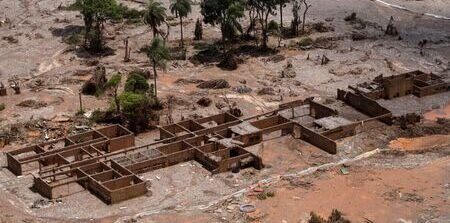 Destroços da localidade de Bento Rodrigues, que foi destruída por avalanche de lama após rompimento de barragem da Samarco em Mariana (MG)