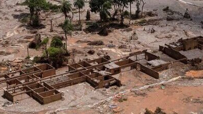 Destroços da localidade de Bento Rodrigues, que foi destruída por avalanche de lama após rompimento de barragem da Samarco em Mariana (MG)