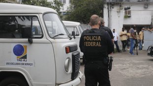 Policiais federais em ação com o TRE-RJ