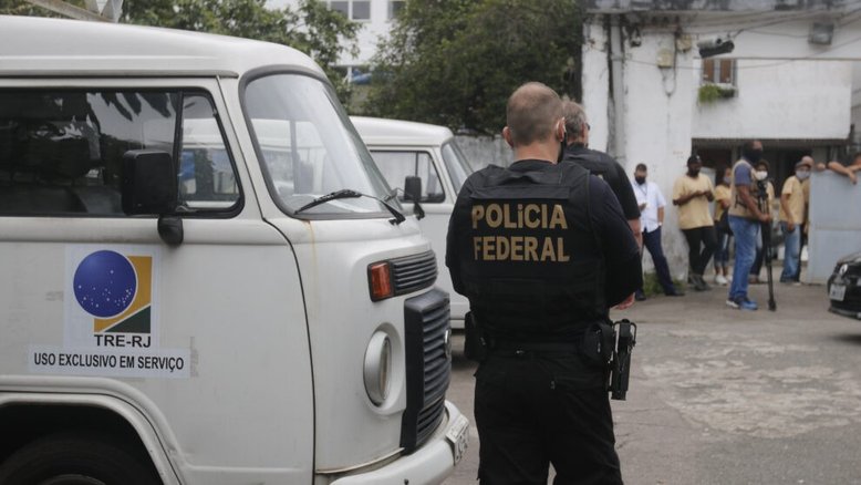Policiais federais em ação com o TRE-RJ