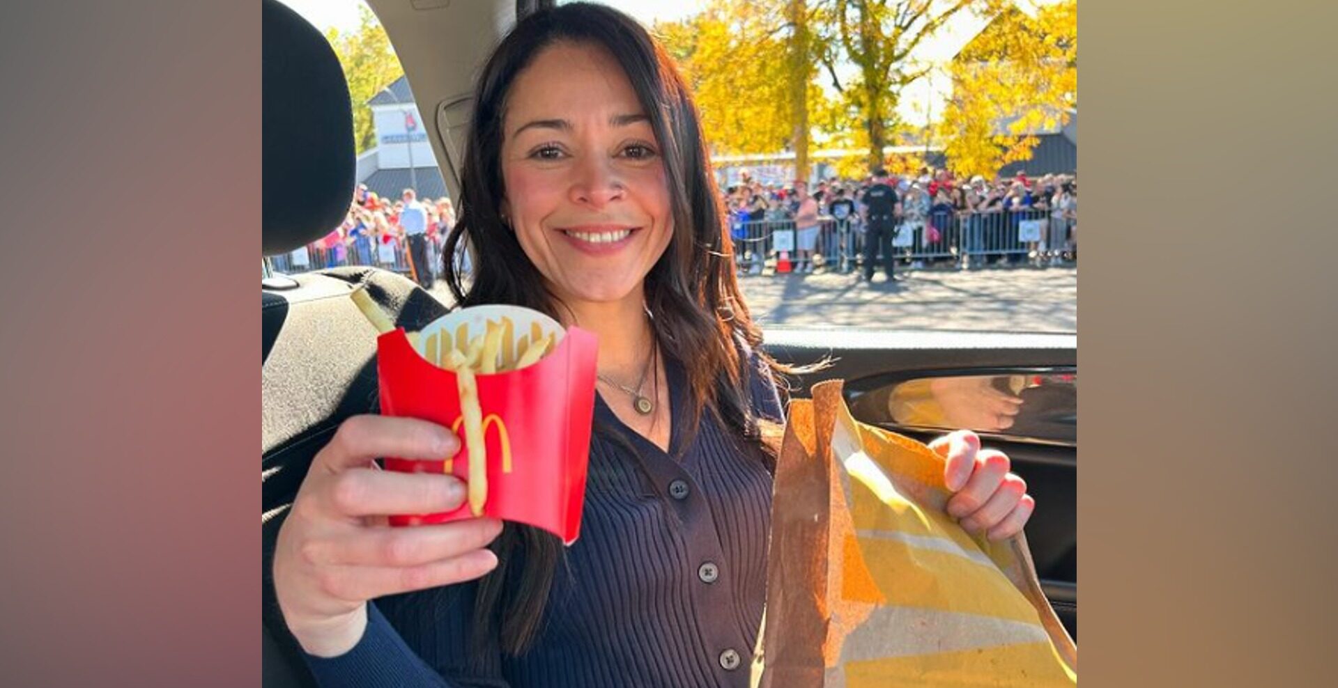 Brasileira atendida por Trump em McDonald's afirma que foi convidada pela campanha do republicano