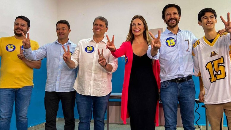 Nunes votou acompanhado da família e aliados