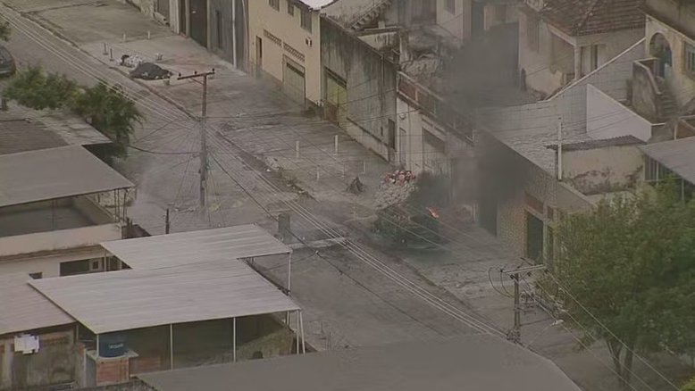 RJ: tiroteio fecha Avenida Brasil durante operação da PM; passageiro de ônibus é baleado na cabeça