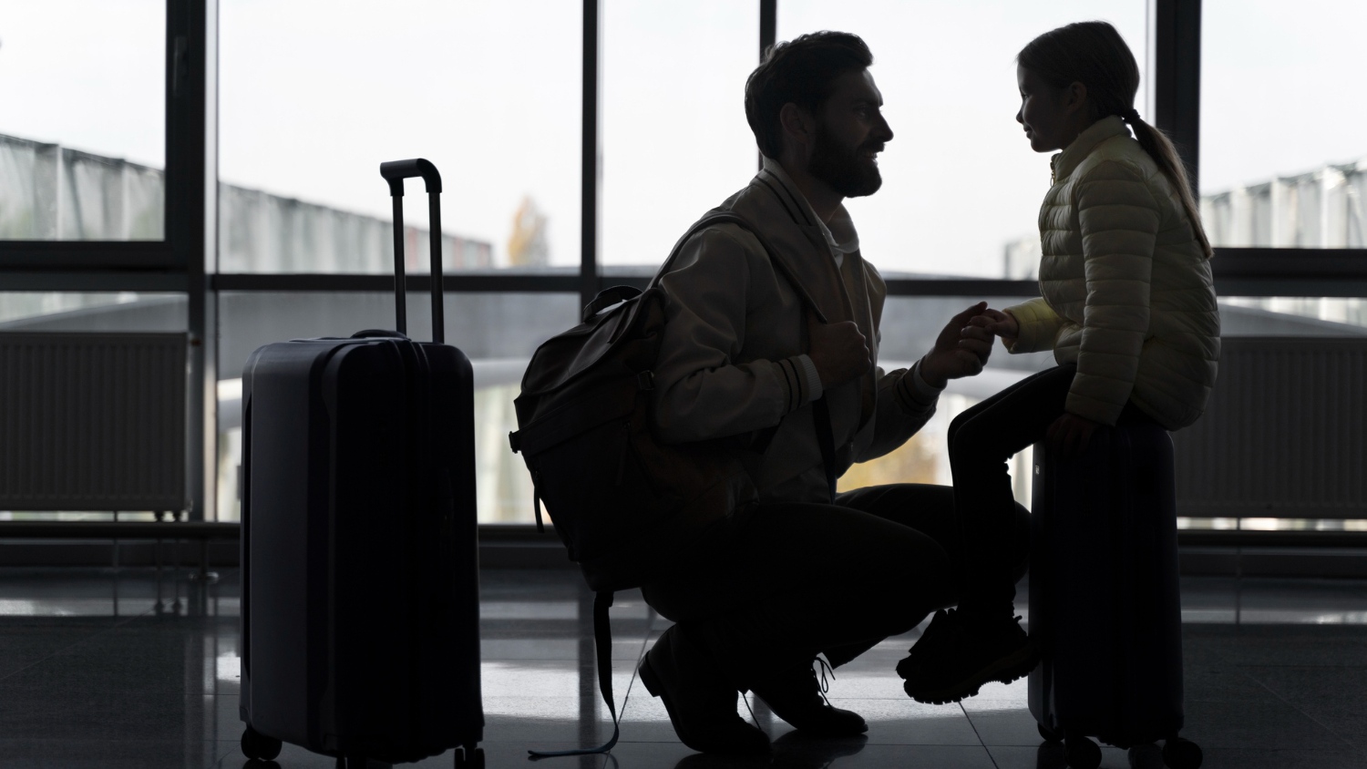 Pai e filha em aeroporto