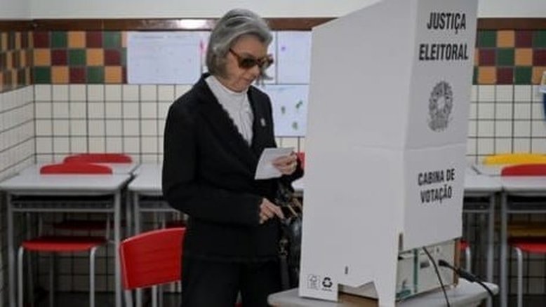 Presidente do TSE, a ministra Cármen Lúcia vota em Belo Horizonte (1)