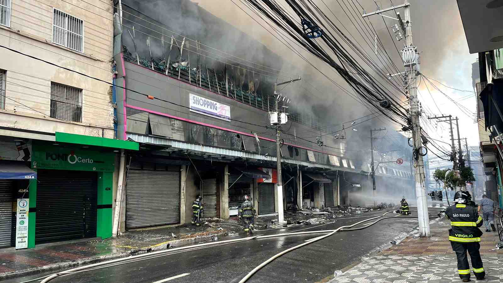 Fogo destruiu lojas do Shopping 25