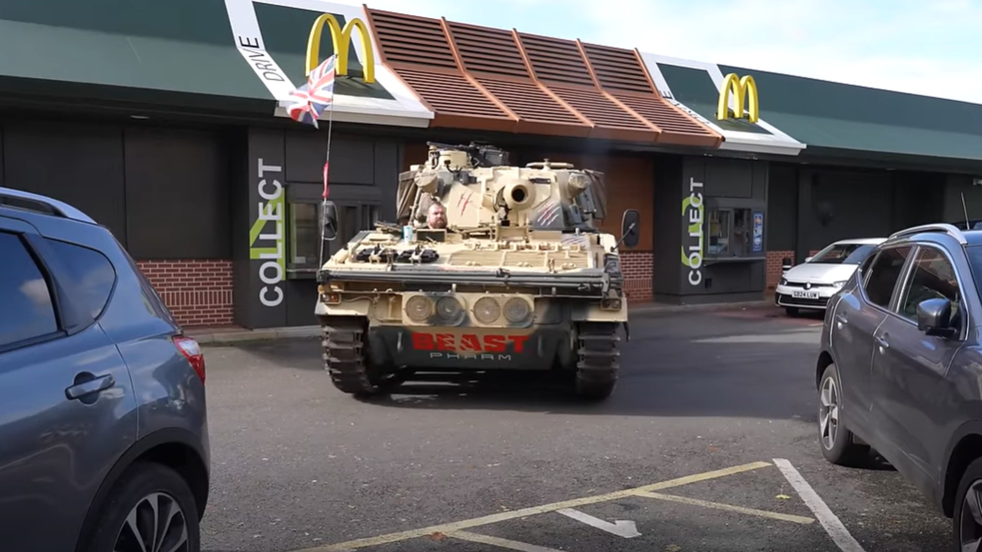 Homem pede lanche com tanque de guerra em McDonald's do Reino Unido; assista