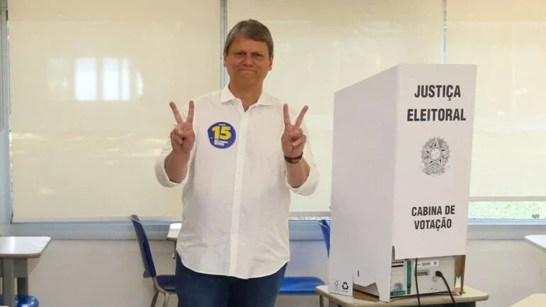 O governador de São Paulo, Tarcísio de Freitas, vota na capital