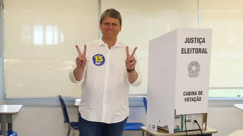 O governador de São Paulo, Tarcísio de Freitas, vota na capital