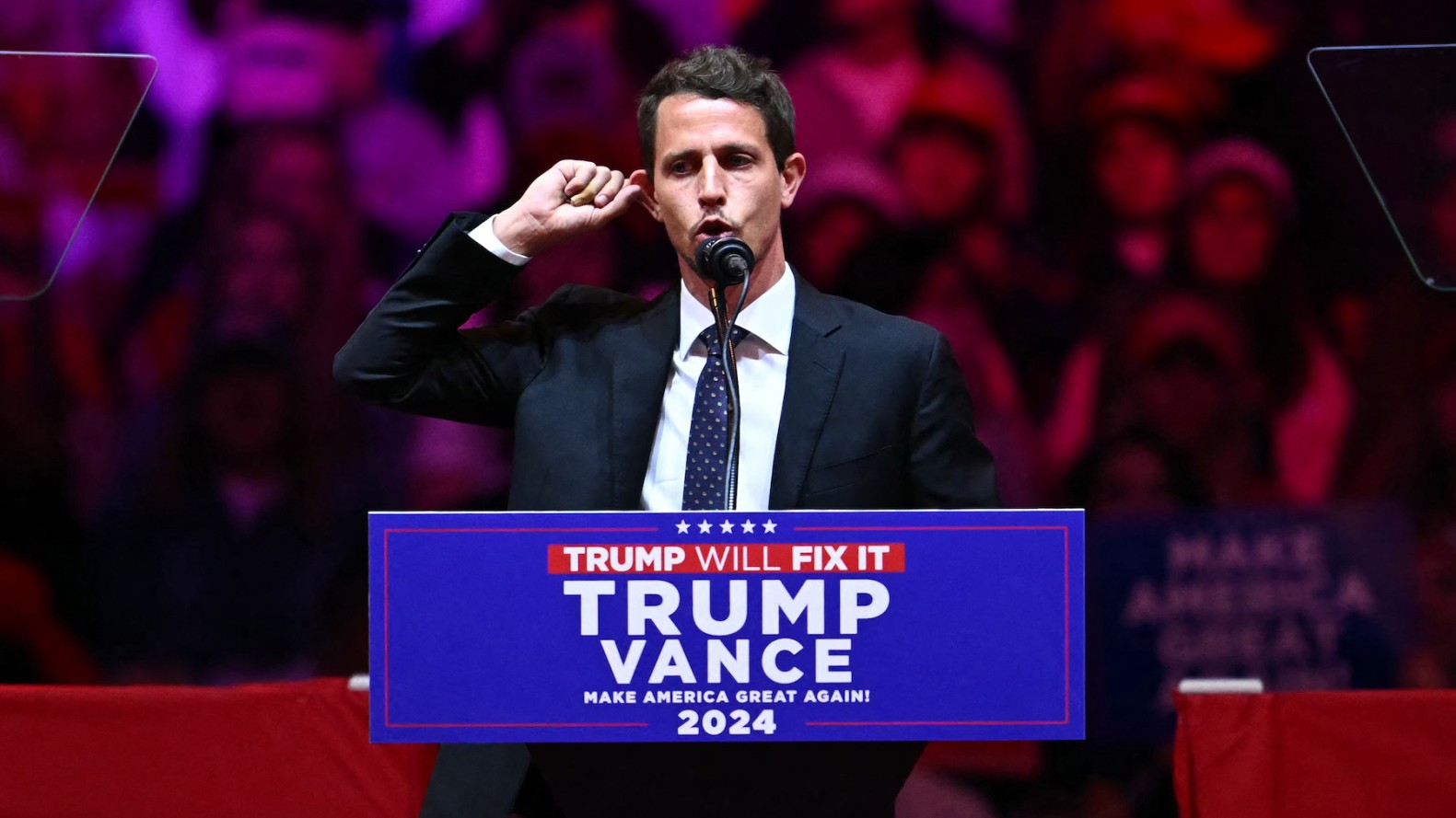 O comediante Tony Hinchcliffe discursa durante um comício de campanha do ex-presidente Donald Trump no Madison Square Garden em Nova York em 27 de outubro de 2024. Angela Weiss/AFP