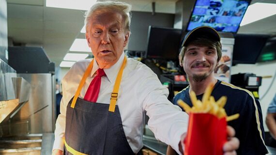 O candidato republicano à Casa Branca, Donald Trump, apareceu em um restaurante de fast-food do McDonald's na Pensilvânia neste domingo, 20, fazendo o papel de um funcionário.