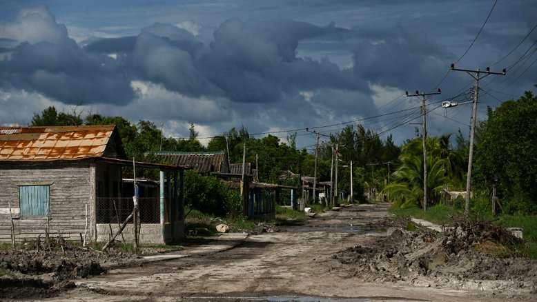Uma rua vazia devido à evacuação é retratada antes da chegada da tempestade tropical Rafael em Guanimar, província de Artemisa, Cuba