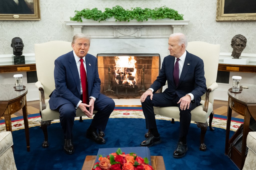 O presidente dos EUA, Joe Biden, se encontra com o presidente eleito dos EUA, Donald Trump, no Salão Oval da Casa Branca em Washington, DC