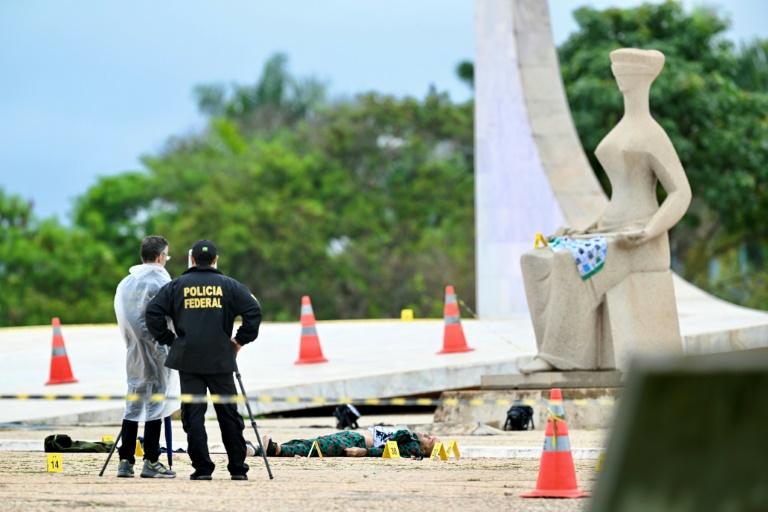 Corpo de autor de ataque em Brasília é retirado da Praça dos Três Poderes