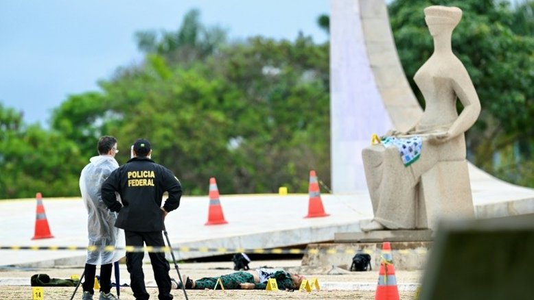 Corpo de autor de ataque em Brasília é retirado da Praça dos Três Poderes