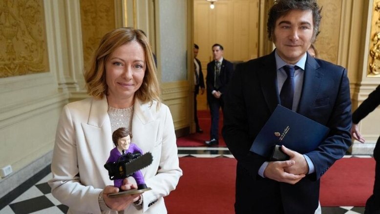 Meloni ganha boneco de Milei com motosserra na Argentina