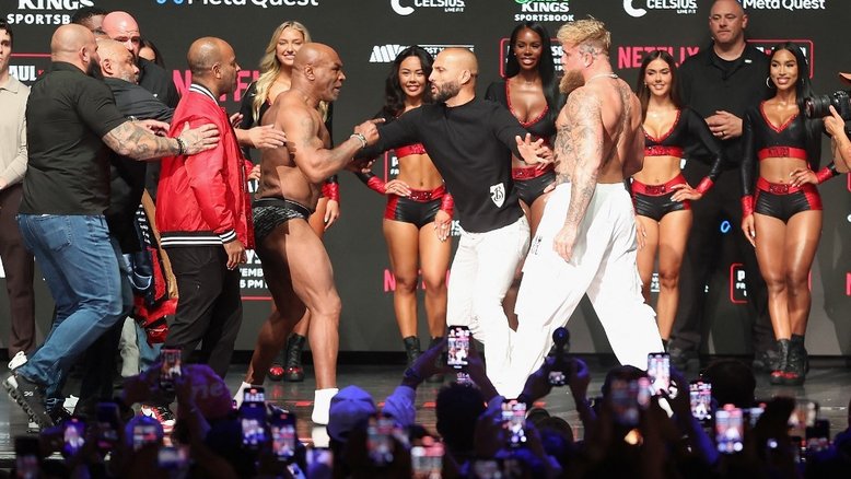 Mike Tyson e Jake Paul são separados durante pesagem cerimonial no The Pavilion na Toyota Music Factory