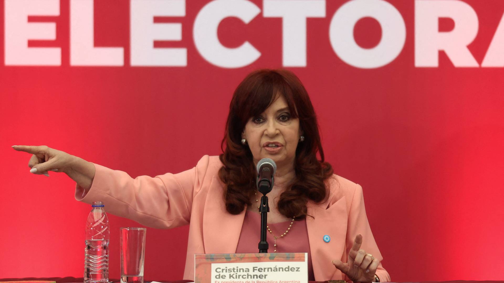 Cristina Kirchner, ex-presidente da Argentina, é condenada a seis anos de prisão por fraude estatal