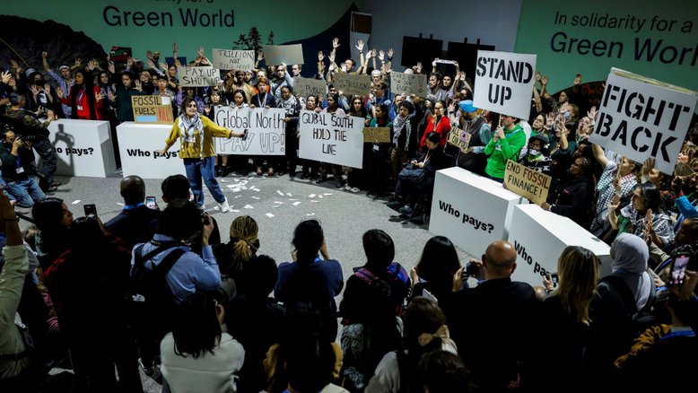 Nações mais vulneráveis à mudança climática protestam na COP29 e pedem mais dinheiro