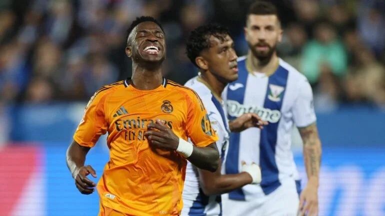 Vini Jr. sofre lesão, vira baixa contra o Liverpool e só deve voltar ao Real Madrid em 2025