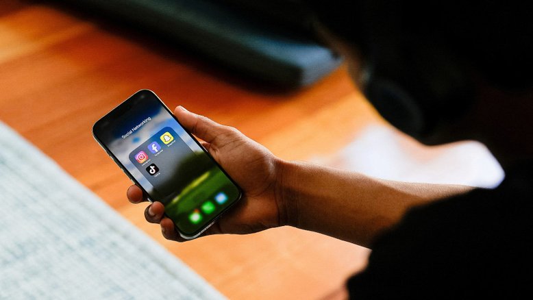 Austrália aprova lei que proíbe rede social para menores de 16 anos