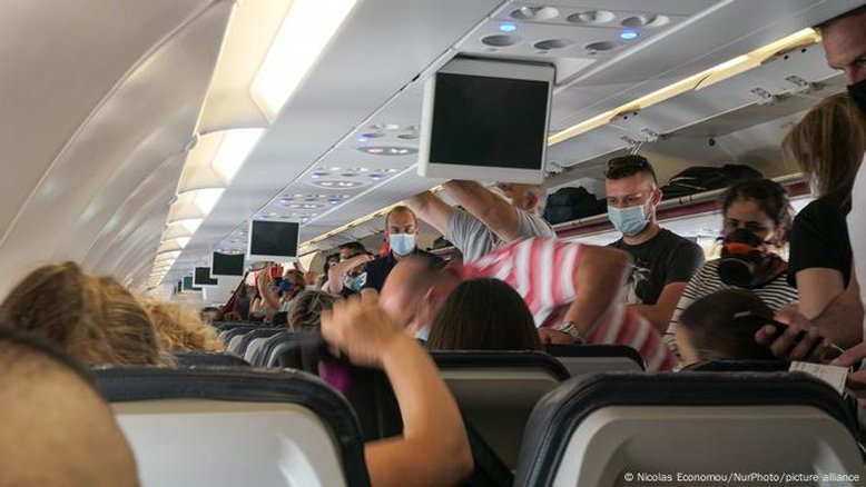 UE suspende recomendação de uso de máscara em voos e aeroportos