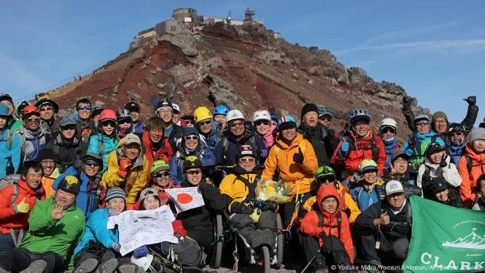 Monte Fuji registra queda de neve mais tardia em 130 anos