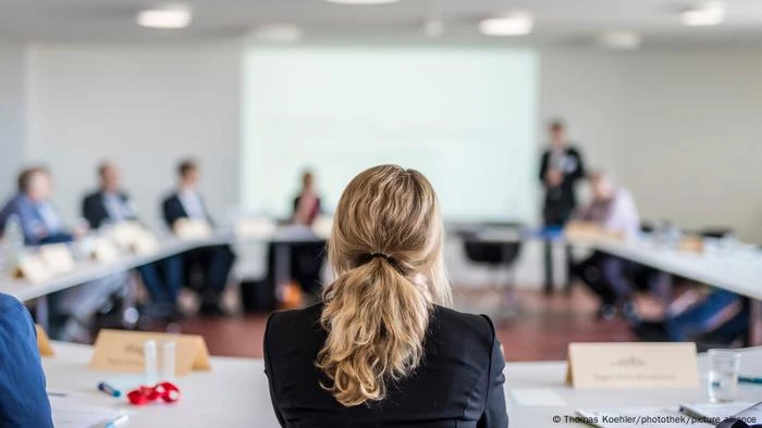 O que diz texto da PEC sobre fim da escala de trabalho 6x1