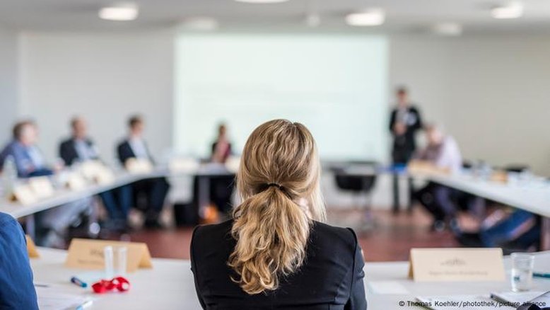 O que diz texto da PEC sobre fim da escala de trabalho 6x1