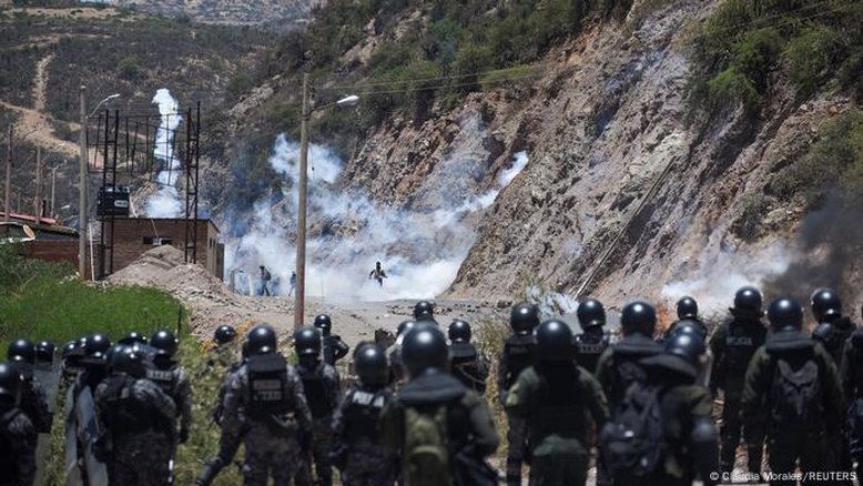 Apoiadores de Morales invadem quartéis e rendem soldados
