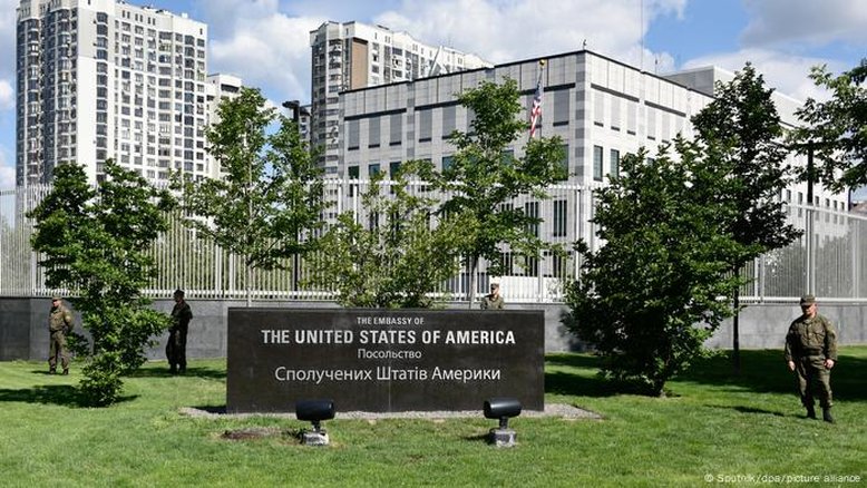 EUA e aliados fecham embaixadas em Kiev, e Ucrânia acusa Rússia de "ataque psicológico"