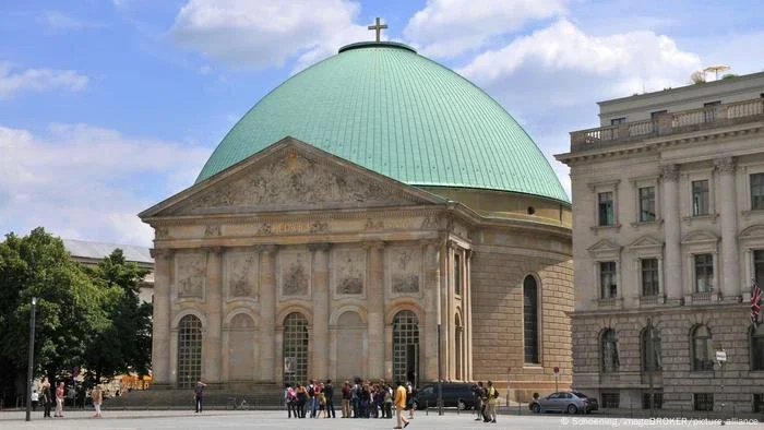 Catedral católica de Berlim reabre após mais de seis anos em obras