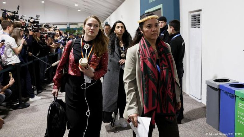 Após tensas negociações, COP29 termina com promessa de US$ 300 bi por ano