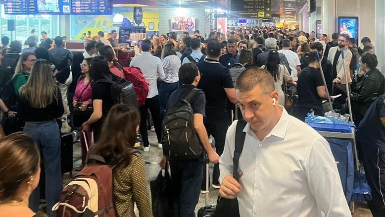 Área do aeroporto de Congonhas lotada devido a cancelamento de voos da Gol