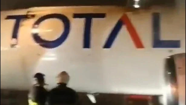 Avião de carga pega fogo em SP