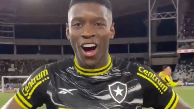 Botafogo derrota Vasco e abre 6 pontos de vantagem do Palmeiras na liderança do Brasileirão