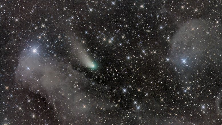 Em fevereiro de 2023, o Cometa ZTF fez a sua maior aproximação em relação à Terra. Conhecido como “cometa verde”, este visitante habita a remota Nuvem de Oort, uma estrutura nas margens do Sistema Solar. Nesta imagem, o cometa apresenta sua cauda de poeira, larga e esbranquiçada, e a cabeleira esverdeada. Próximo da brilhante Rigel, a estrela Beta da Constelação de Órion, ZTF partilha o campo de visão com nebulosas e galáxias distantes. O registro também está repleto de estrelas da Via Láctea, na direção da Constelação de Eridanus