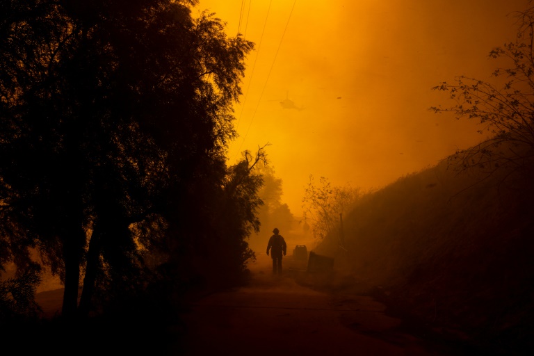 Incêndio florestal queima sem controle perto de Los Angeles, alimentado pelo vento