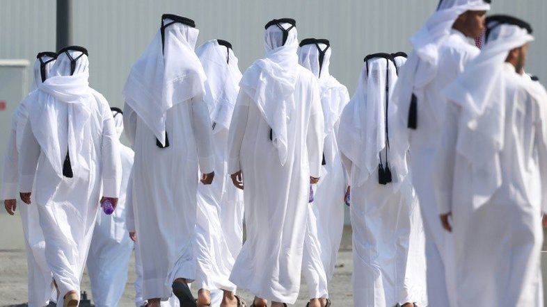 Homens do Catar chegam a uma seção eleitoral em Doha para votar no referendo sobre emendas constitucionais em 5 de novembro de 2024 - AFP