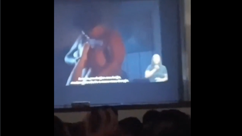 Filme com cenas de sexo é exibido para alunos de escola estadual; veja reação dos jovens