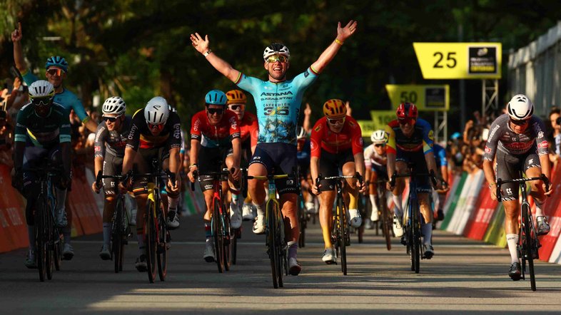 Cavendish comemora ao cruzar a linha de chegada e vencer a prova