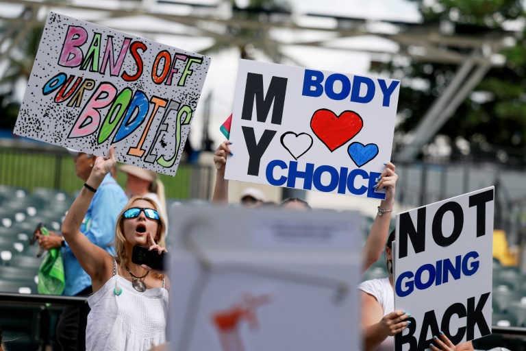 Direito ao aborto vence no Arizona, mas não na Flórida