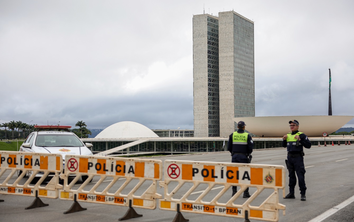 Esquadrão antibomba checa mala deixada na Câmara dos Deputados